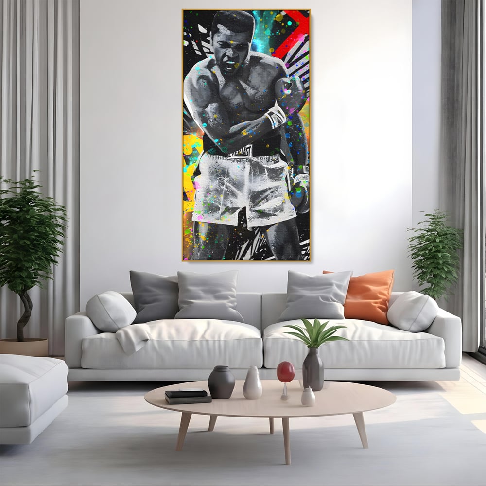 Tablou canvas cu tablou canvas cu muhammad ali in alb si negru, in rama de aluminiu auriu, pe perete intr-un living